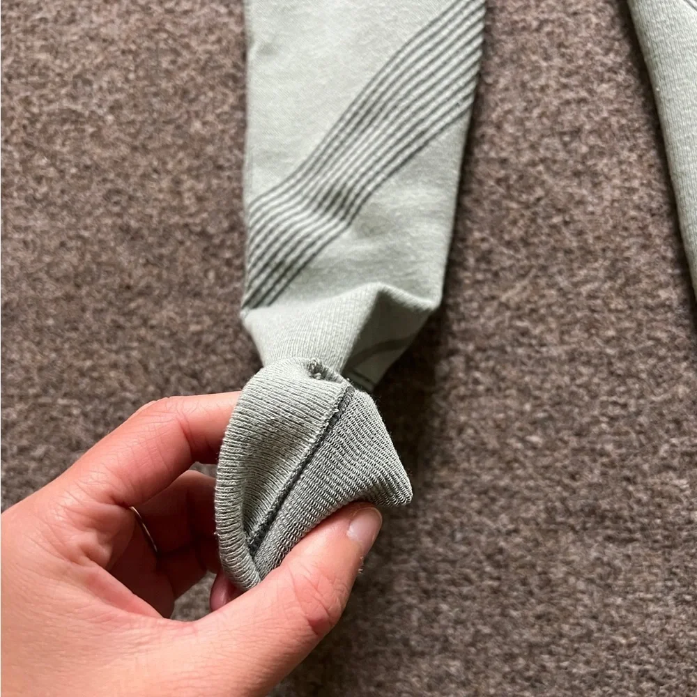 Lululemon Aerial Silk Tight Grey Sage Green Seamless Knit Leggings 28” Size 2_9